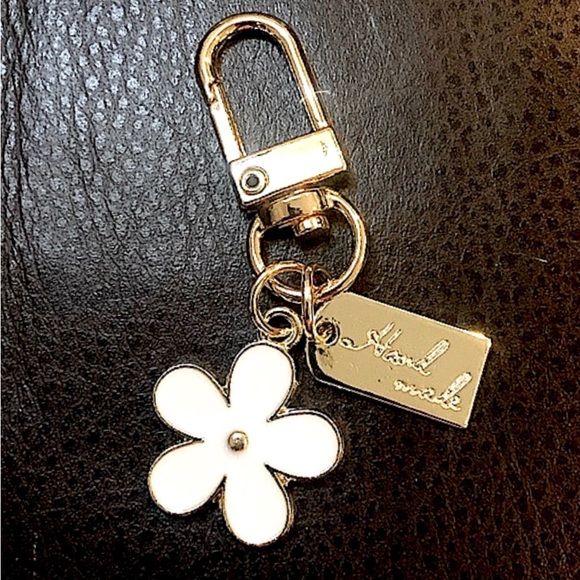 W White Gold Flower Keychain Boutique Item Brand New - BAG CHARM - Picture 16 of 16